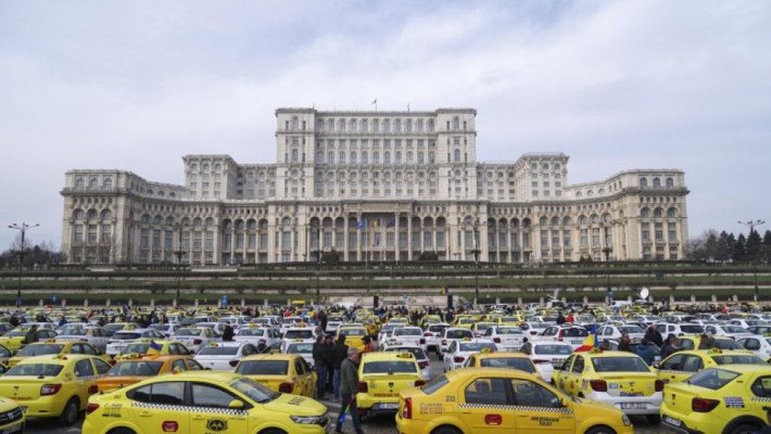 Poliția Rutieră deviază traficul în București din cauza protestului taximetriștilor