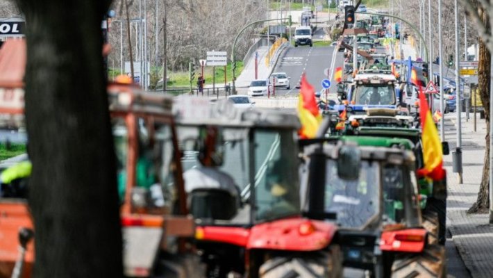 Agricultorii spanioli continuă protestele. Au blocat autostrăzi şi anunţă manifestaţii la Madrid