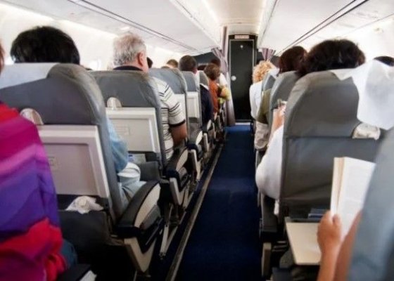 Două mari companii aeriene au anunţat că scumpesc biletele din cauza taxei de mediu