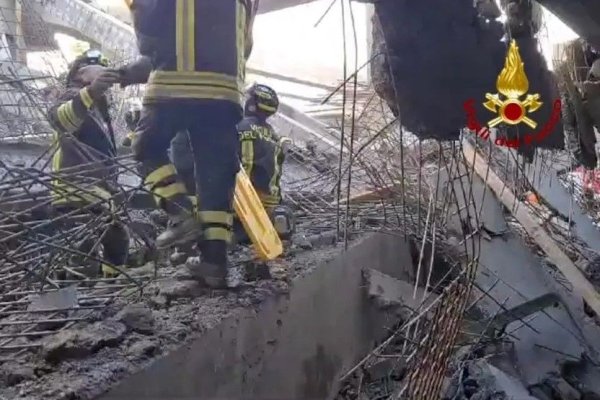 Șantier prăbușit, în Italia. Printre victime se află și trei români. Video