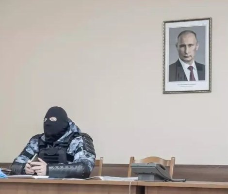 Autorul fotografiei simbol a persecuției lui Aleksei Navalnîi, găsit mort în apartamentul său