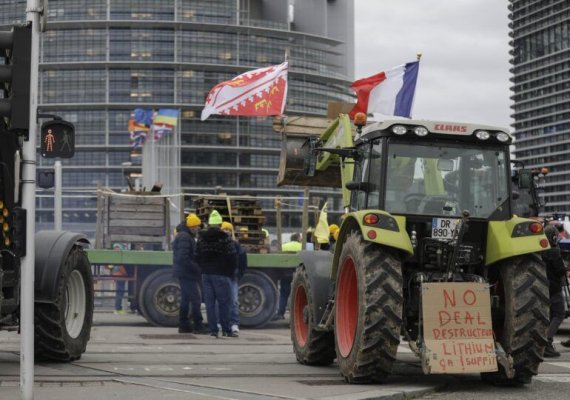 Tractoare şi agricultori furioşi în faţa Parlamentului European, la Strasbourg