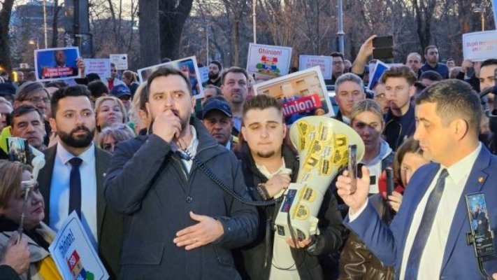 George Simion și sute de membri AUR au protestat în faţa 'viitoarei locuințe a lui Iohannis'! 