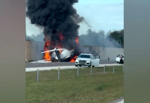 Un avion s-a prăbușit pe o autostradă din Florida și s-a transformat într-o minge de foc