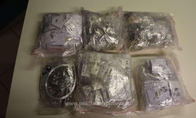 Aproximativ 19 kg de bijuterii, descoperite ascunse în bagajul de mână al unei femei, la Aeroportul Henri Coandă