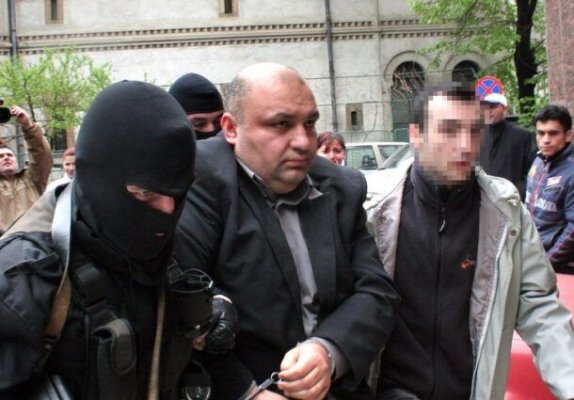 Interlopul Fane Căpăţână a pretins că e polițist antidrog şi a furat 3.800 de euro din portofelele unor ucraineni
