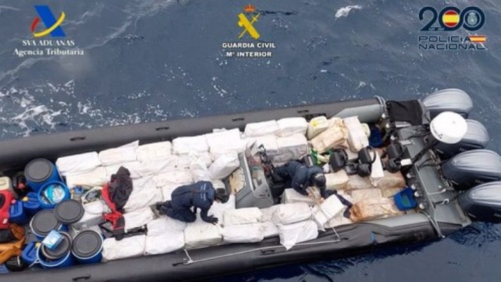 Patru tone de cocaină, confiscate de pe o barcă, la sud de Insulele Canare. Un român a fost arestat