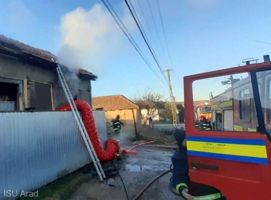 Persoană găsită carbonizată într-o casă cuprinsă de incendiu