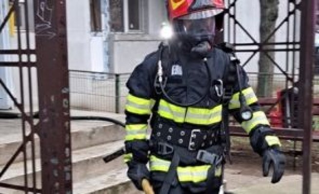 Incendiu puternic într-un bloc de locuințe: 16 persoane au fost evacuate