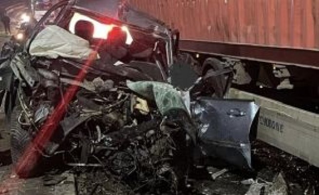  Accident înfiorător pe DN 2: Un autoturism și un autocamion s-au izbit violent