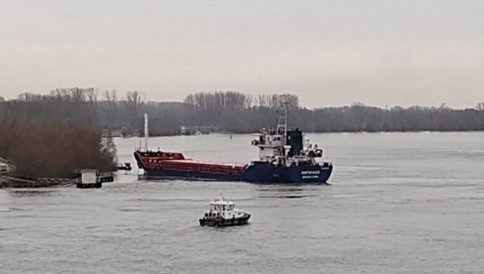 O navă plină cu grâu a naufragiat pe Dunăre, în Tulcea