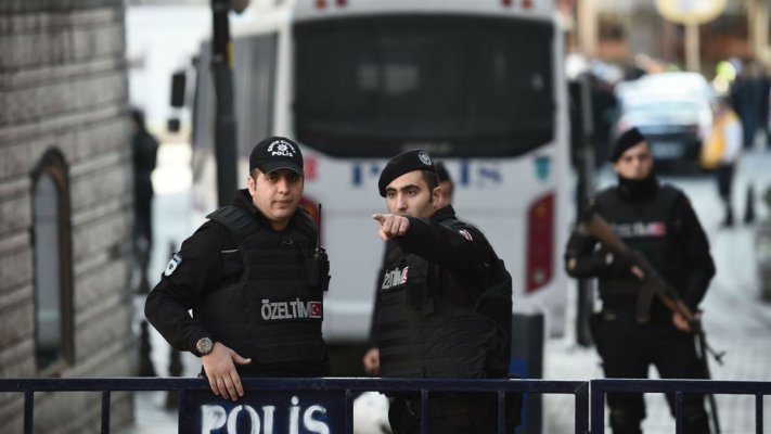 Turcia: Un bărbat înarmat a luat ostatici mai mulţi angajaţi ai unei fabrici Procter&Gamble