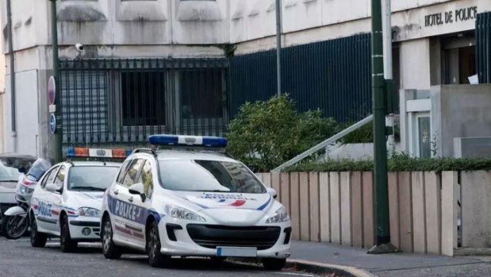 Franţa: Un elev de liceu a fost arestat după ce ameninţase că îi ''va tăia beregata'' profesorului său