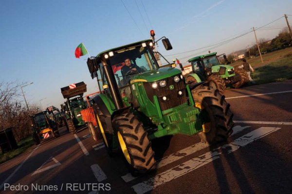 Sute de agricultori portughezi s-au alături protestului colegilor europeni, blocând mai multe şosele