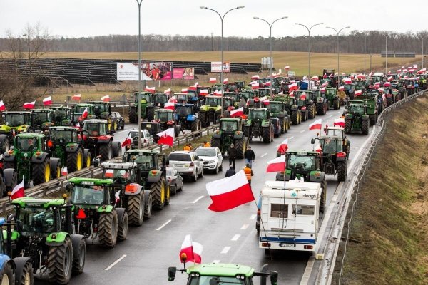 Agricultorii polonezi îşi extind protestele prin blocarea unei autostrăzi cheie către Germania