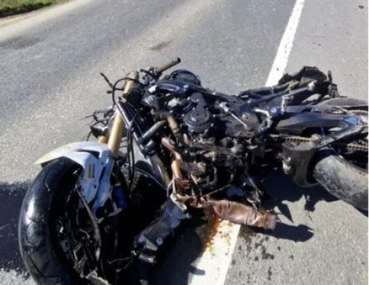 Un motociclist a fost decapitat după ce a intrat într-un cap de pod