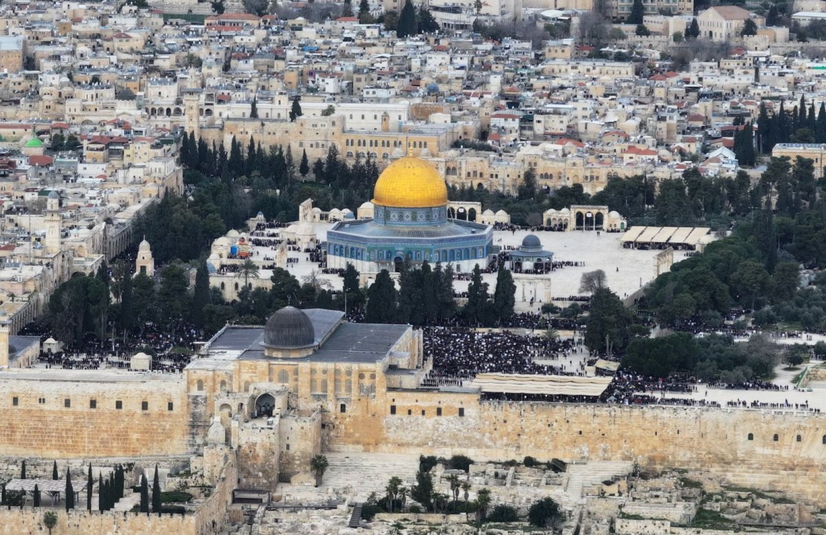 in prima vineri a Ramadanului, zeci de mii de musulmani s-au rugat pe Esplanada Moscheilor la Ierusalim