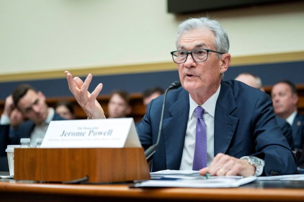 Jerome Powell reafirmă că Fed va menţine dobânzile ridicate mai mult timp