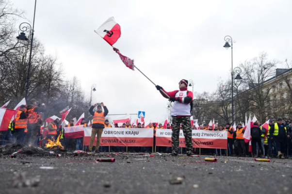 Protestele agricultorilor polonezi au degenerat în violenţe la Varşovia şi cresc presiunea asupra premierului Tusk