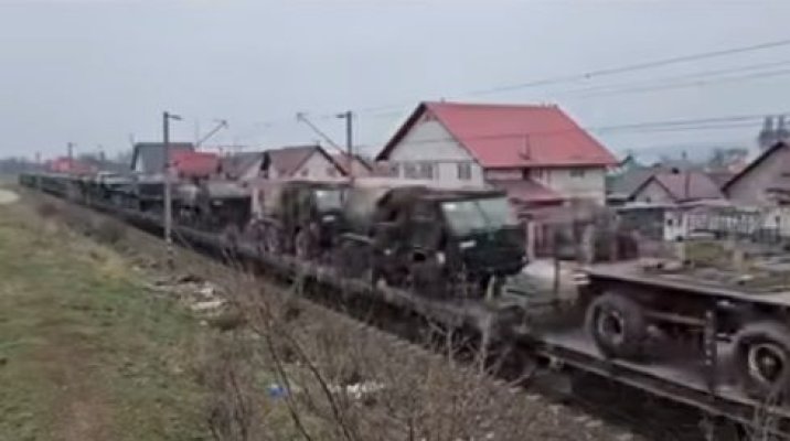  Un tren încărcat cu zeci de lansatoare de rachete româneşti, filmat în drum spre Ucraina. Video