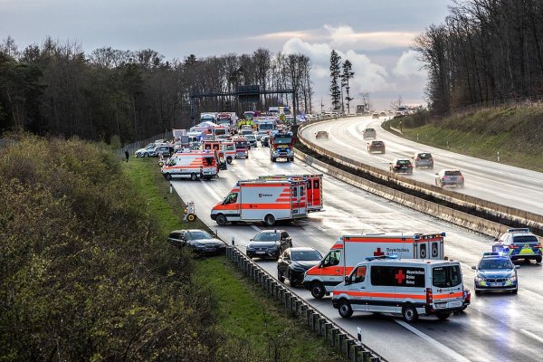 Accident monstru în Germania: Morți și răniți după o coliziune între 40 de mașini