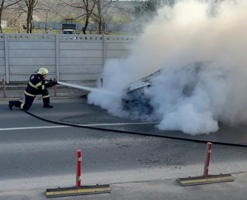 O mașină a ars ca o torță, lângă o benzinărie! Video