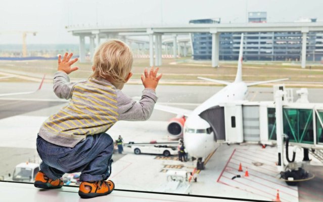 Doi părinți și-au abandonat bebelușul pe aeroport pentru că nu au vrut să-i cumpere și lui bilet
