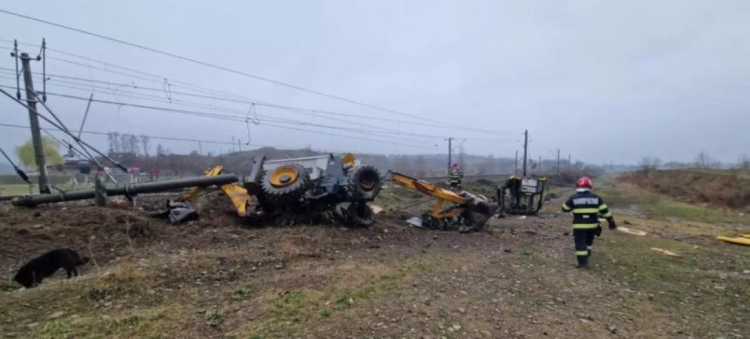 Accident feroviar: Un mort, după ce un tren plin cu pasageri a lovit un buldoexcavator