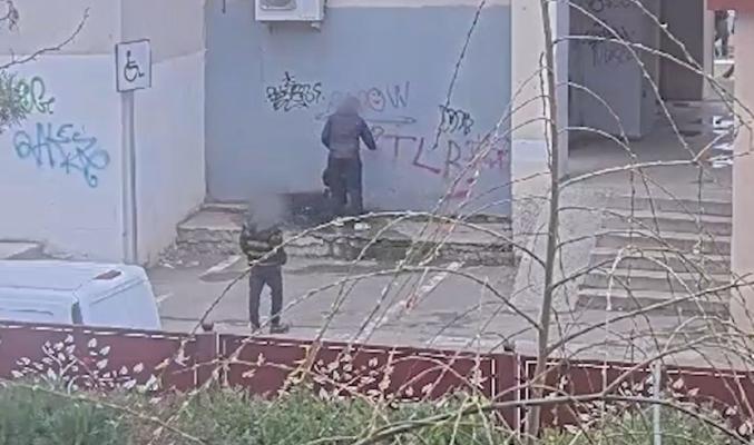 Minor identificat după ce a realizat desene graffiti pe pereții unui bloc din Constanța. VIDEO