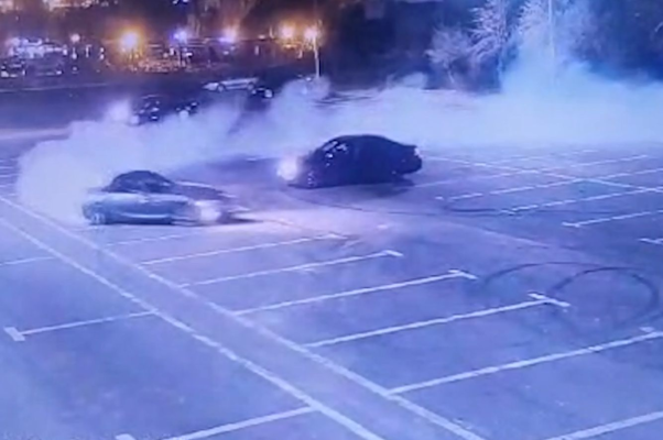 Încă un șofer a fost prins făcând drifturi în parcarea de lângă plaja Modern. Video