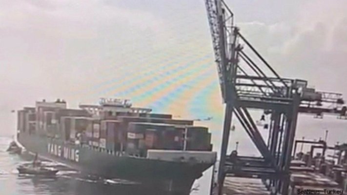 O navă a intrat în coliziune cu o macara din portul turc Eyyap la Marea Neagră. Video