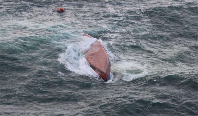 Opt morţi şi doi dispăruţi după ce un vas încărcat cu acid acrilic s-a răsturnat în largul Japoniei