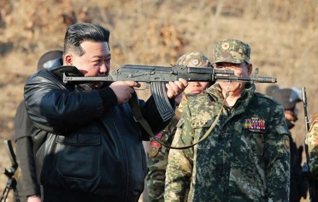 Coreea de Nord: Kim Jong Un a mânuit o armă de foc în timpul unei inspecţii la o bază de antrenament
