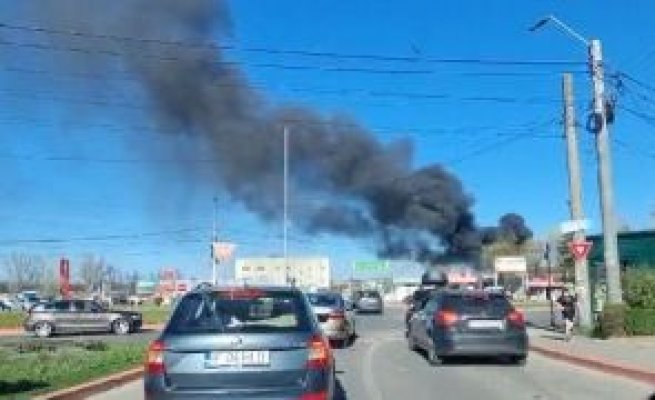 Incendiu puternic în nordul Piteștiului, cu degajări mari de fum