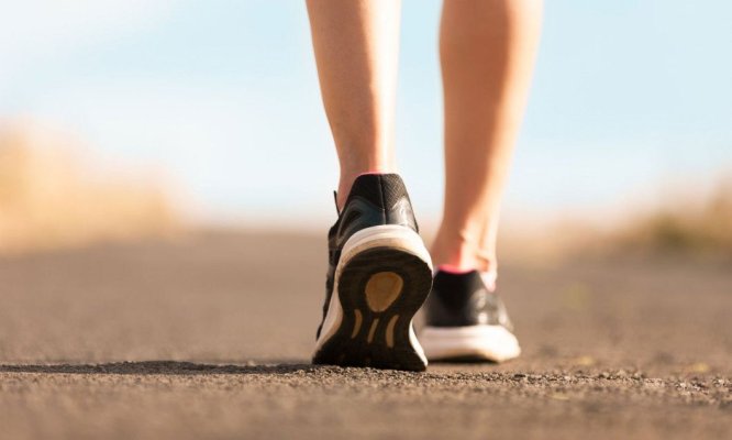 Un nou studiu dezvăluie cât trebuie să mergem pe jos pentru a ne crește durata de viață