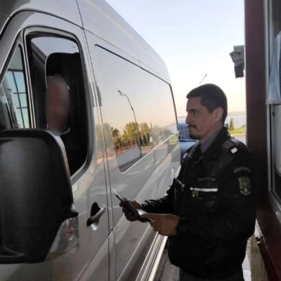 Cetățean turc, depistat la vamă cu pistoale ascunse în camionul pe care îl conducea