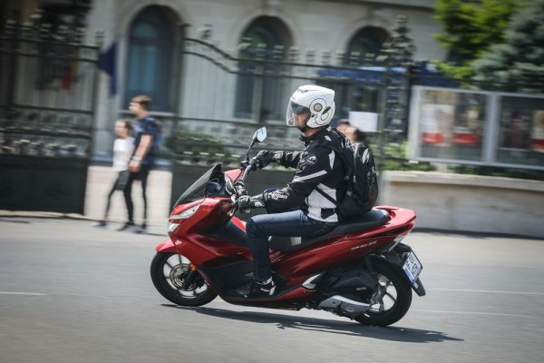 CCR dă undă verde posesorilor de carnet categoria B să conducă scutere