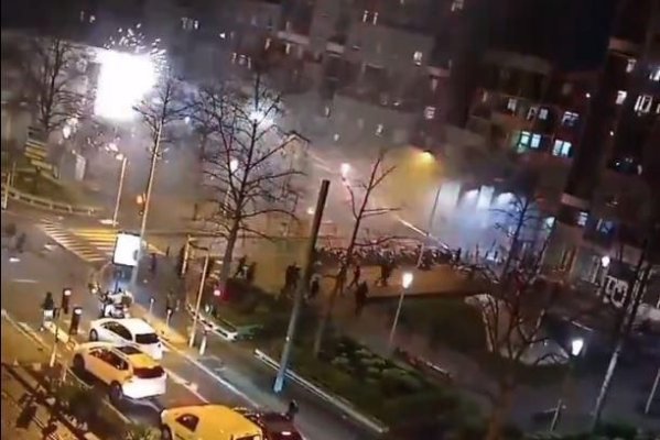 Atac cu artificii asupra unei secții de poliție dintr-o suburbie a Parisului
