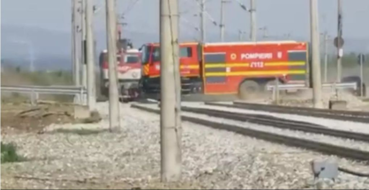 Tragedie evitată la milimetru. Mașină de pompieri, la un pas să fie spulberată de tren. Video