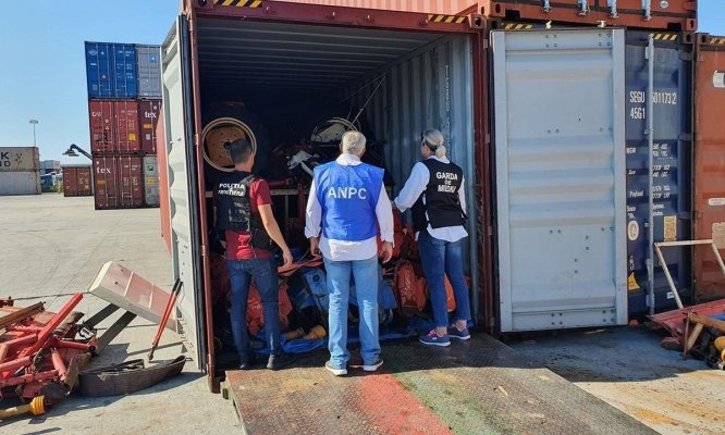 Adidași fake, în valoare de 6 milioane de lei, burdușiți într-un container, în Portul Constanţa