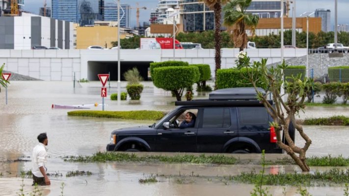 Inundaţii în Emirate: Trei lucrători filipinezi au murit; traficul aerian este în continuare perturbat în Dubai