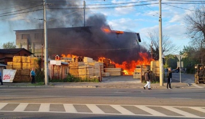 Incendiu violent în Bucureşti. Zeci de pompieri au intervenit