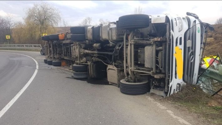 Un TIR plin cu cherestea s-a răsturnat pe A4, în apropiere de Agigea