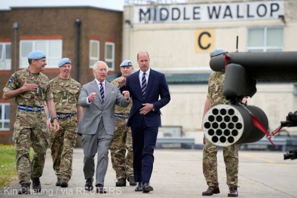 Regele Charles îi predă prinţului William un grad deţinut în cadrul Forţelor Aeriene britanice