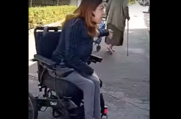 O tânără cu dizabilități, umilită de un șofer de autobuz. Video