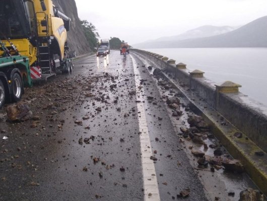Vremea rea a făcut prăpăd în țară: Drum blocat din cauza căderilor de piatră