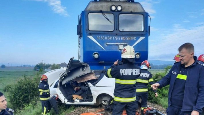 O mașină a fost lovită în plin de un tren: Șoferul a murit