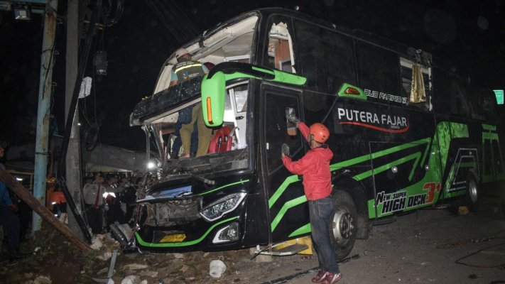 Indonezia: Cel puţin 11 morţi într-un accident în care a fost implicat un autobuz şcolar
