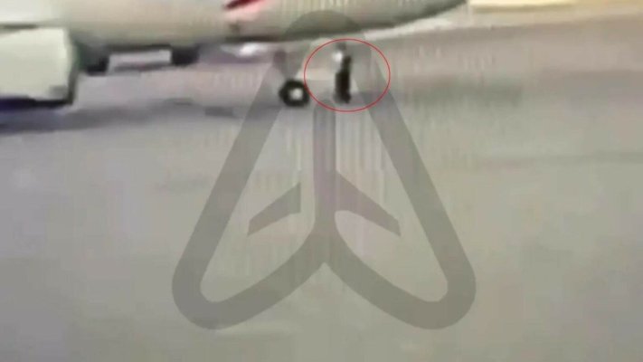 Un angajat al unui aeroport, în stare critică, după ce a fost călcat de un avion