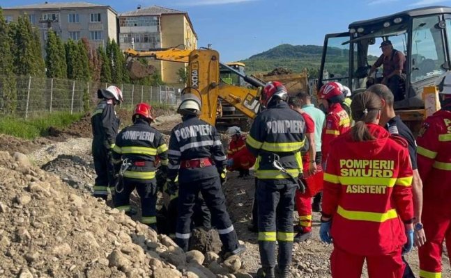 Un muncitor a murit după ce a fost prins sub un mal de pământ, în timpul unor lucrări la canalizare 